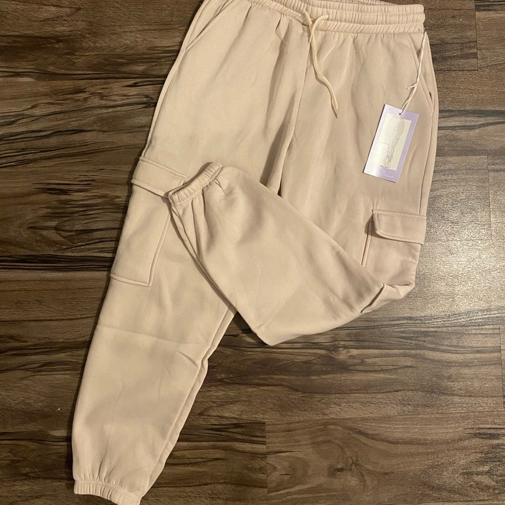 Cute beige jogging with pockets